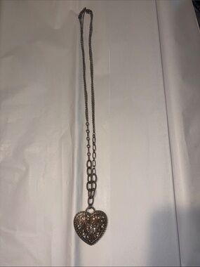 Heart Filigree Pendant Necklace in Gold